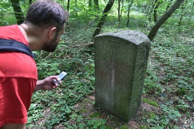 Pomnik Krzysztofa daniela janitzena stanął w parku otaczającym jego dwór. Budynek ma się dziś dobrze, kamień i park są jednak zaniedbane