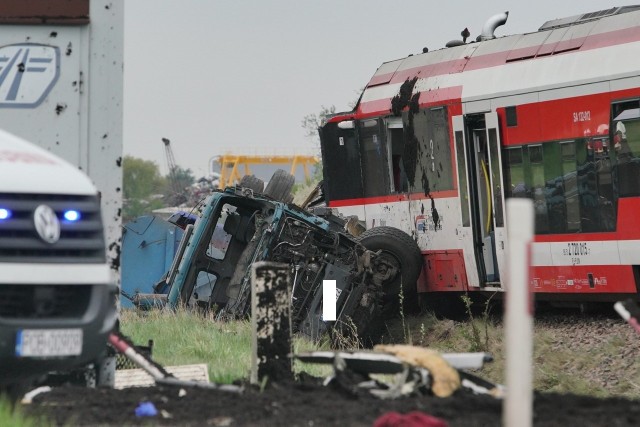 Wypadek na obwodnicy Murowanej Gośliny. Szynobus zderzył się z ciężarówką. Ranny został kierowca tira i dwie osoby z obsługi pociągu. Przejdź dalej i zobacz kolejne zdjęcia --->