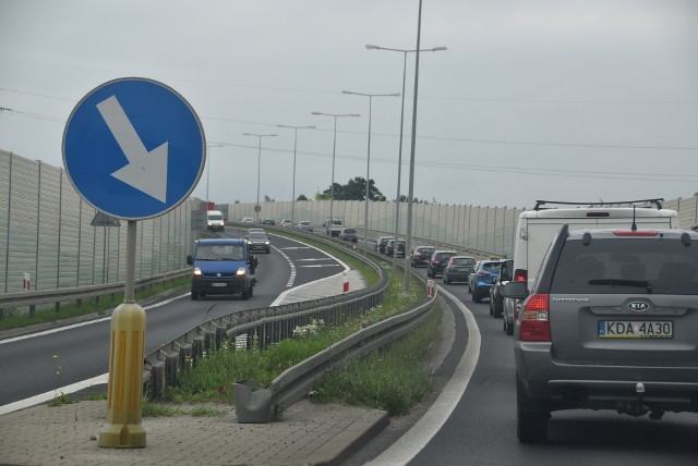 DK 73 biegnie z Kielc przez Tarnów i Jasło w kierunku granicy ze Słowacją,  S73 częściowo pokrywałaby się z istniejącą drogą i łaczyła Gorlice z autostradą