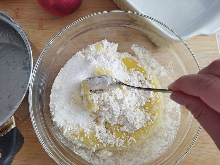 Wymieszaj całość łyżką, aż nie będzie widać oddzielnej mąki.