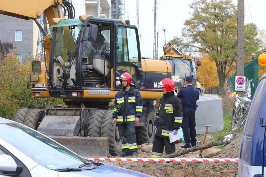 Wypadek na Piątkowie: Dwie osoby przysypane ziemią