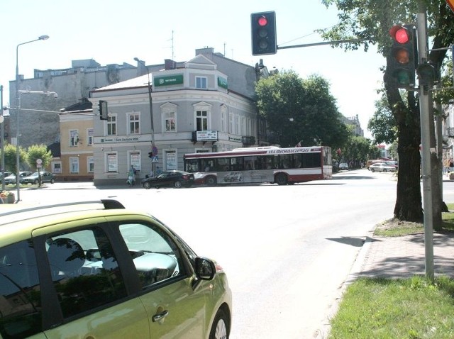 Na skrzyżowaniu ulic Żeromskiego i 25 Czerwca nie działa strzałka kierunkowa do warunkowego skrętu w prawo.