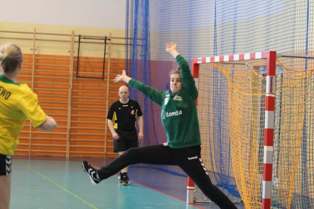 Kaja Gryczewska (na zdjęciu) oraz Aleksandra Nowicka bardzo dobrze spisywały się bramce Dwójki w meczu z zespołem z Lubicza