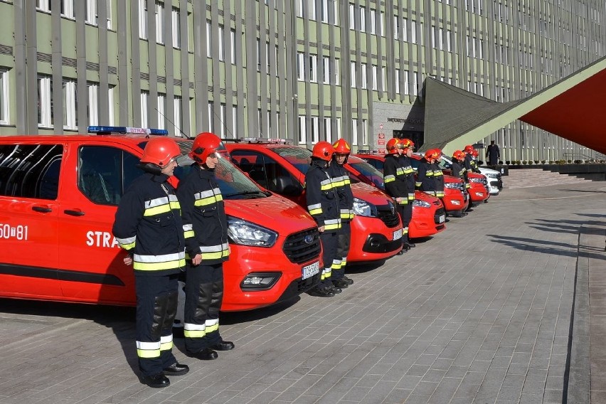 Strażacy pokazali nowy sprzęt. Dla regionu świętokrzyskiego kupiono samochody za ponad 21 milionów złotych!
