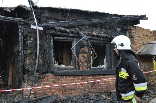 Strażacy uporali się z pożarem, ale ogień kompletnie zniszczył dom zbudowany z drewna i gliny. Budynek nadaje się tylko do rozbiórki.