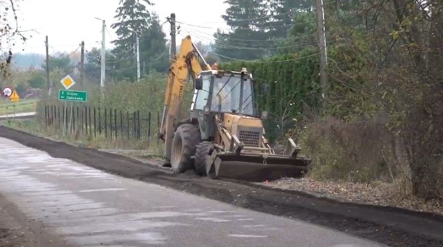 Roboty drogowe na odcinku Szczęsna - Rożce zbliżają się już do finału. Powiat zdobył na inwestycję dodatkowe pieniądze.