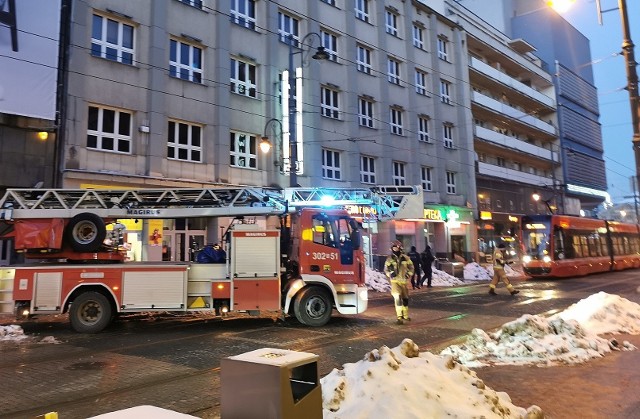W Katowicach strażacy usuwali zwisające z dachu lodowe sople Zobacz kolejne zdjęcia/plansze. Przesuwaj zdjęcia w prawo - naciśnij strzałkę lub przycisk NASTĘPNE