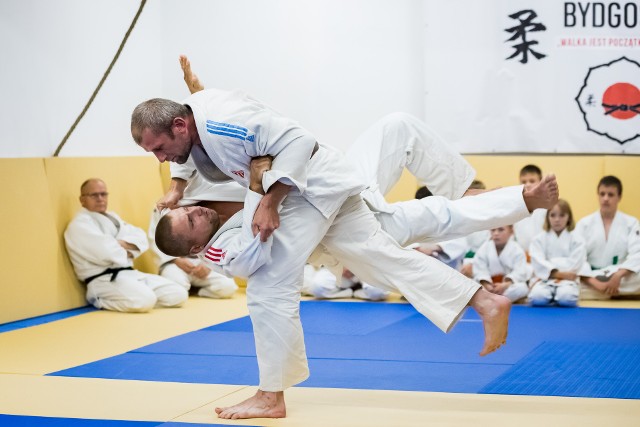 KS Sakura Team Bydgoszcz to nowy klub judo w Bydgoszczy. Inauguracja działalności była efektowna. Wicemistrzowie Europy Zbigniew Wojtowicz i Jacek Kutyba z AZS UMK Toruń zaprezentowali pokaz kata. Z kolei Szymon Śmiegel, aktualny wicemistrz Polski seniorów i zdobywca Pucharu Polski seniorów oraz Szymon Przybylski, wicemistrz Polski juniorów i brązowy medalista mistrzostw Polski młodzieży zaprezentowali wybrane techniki go-kyo judo. Były także wspólne zajęcia wszystkich pozostałych uczestników zajęć.Aby zobaczyć zdjęcia przesuń gestem lub strzałką w prawo>>>