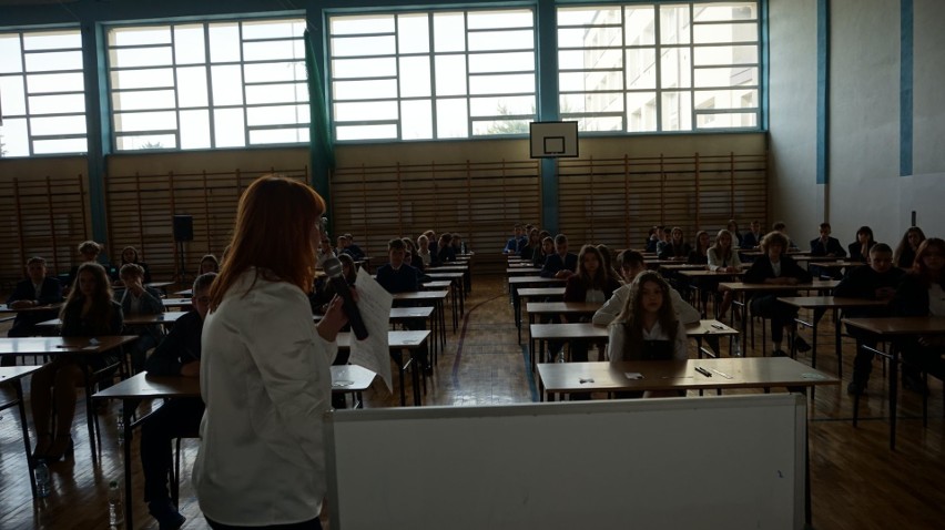 Egzamin ósmoklasisty 2022. Uczniowie z powiatu opatowskiego zmagali się z "królową nauk". Zobaczcie zdjęcia