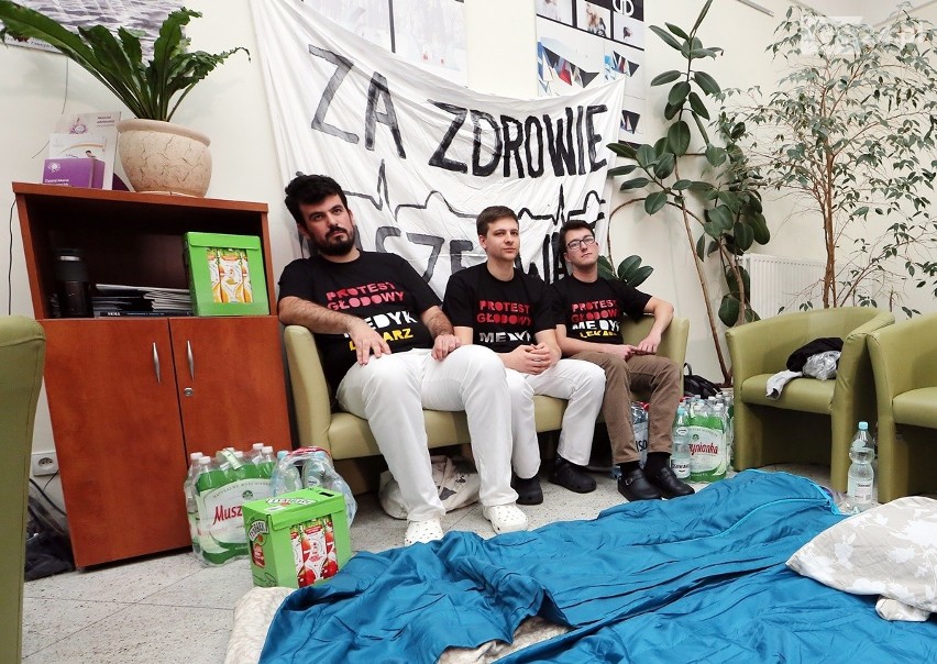 Siedmiu lekarzy w Szczecinie zaczęło protest głodowy