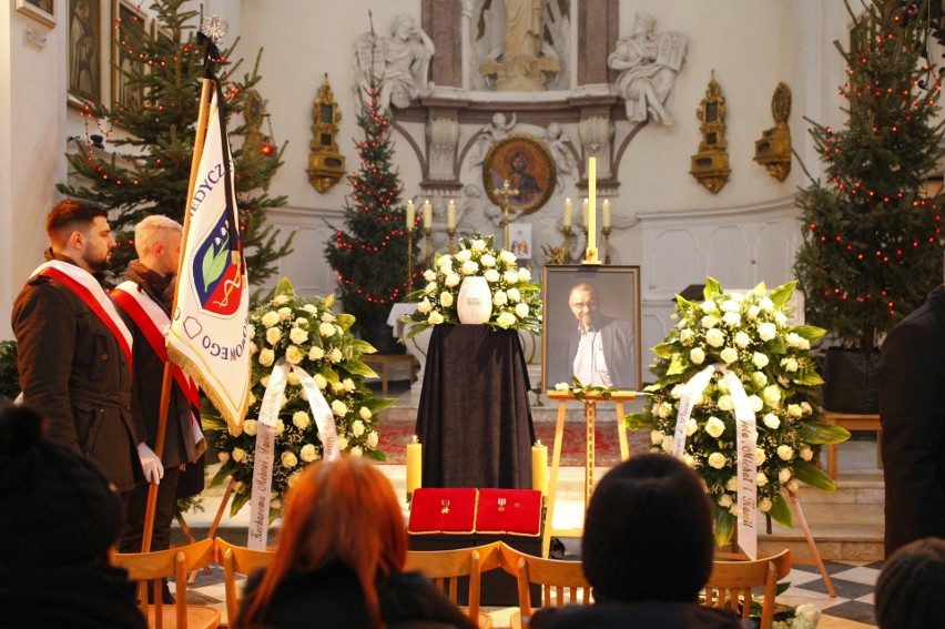 Pogrzeb prof. Romualda Dębskiego [ZDJĘCIA] Ginekolog pochowany na Powązkach. Przed kościołem protestowali działacze antyaborcyjni