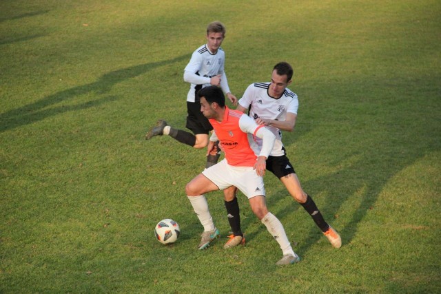 Mateusz Buczkowski (przy piłce) ustalił wynik meczu, trafiając na 3:1