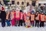 „Choinki z klasą” zapełniły Rynek Górny w Wieliczce. Setki dzieci przystroiły drzewka 