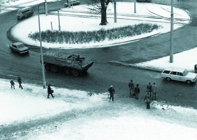 Transporter opancerzony na rondzie Grunwaldzkim w Bydgoszczy, 12 grudnia 1981., ostatnie godziny wolności.
