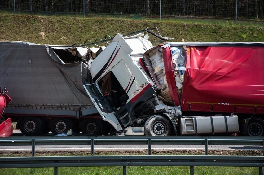 Wypadek na A2. Zderzyły się 3 samochody ciężarowe