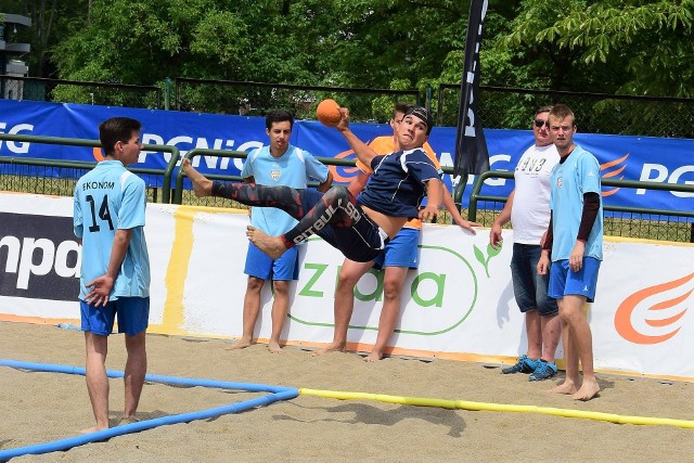 Turniejem młodzieżowym rozpoczął się weekend ze sportami plażowymi w Inowrocławiu. Dziś na boisku podziwialiśmy efektowne rzuty zawodników z ZSP 4, ZSP 3, Gimnazjum nr 4 z Inowrocławia oraz ZSP Kościelec.Jutro i w niedzielę na boisku przy hali widowiskowo-sportowej zobaczymy najlepszych w kraju. Odbędą się bowiem tutaj  PGNIG Summer Superliga i Mistrzostwa Polski w Piłce Ręcznej Plażowej.Początek sobotnich zmagań o godzinie 12, a niedzielnych - o godzinie 9.Zapraszamy. To niezwykle widowiskowa dyscyplina sportu. Emocje gwarantowane.