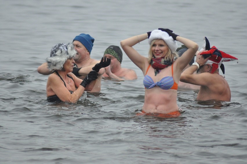 Morsy ze Szczecinka powitały Nowy Rok w zimnej wodzie [zdjęcia]