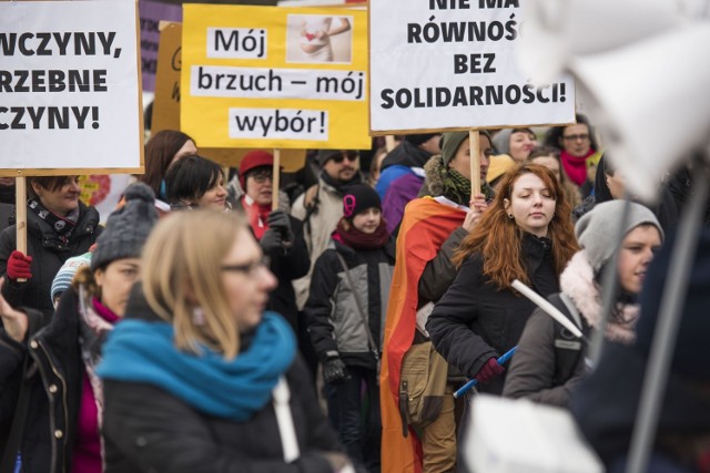 Manifestacja zebrała się pod pomnikiem gen. Józefa Pisłudskiego