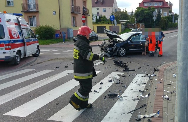 Do wypadku doszło niedaleko komisariatu. Kierowca volkswagena wyjeżdżając z jednokierunkowej ulicy Maczka nie ustąpił pierwszeństwa prawidłowo jadącej skodzie. Volkswagen uderzył w bok tego pojazdu. Skoda po uderzeniu spadła na chodnik na tzw. „kaczym dołku”.