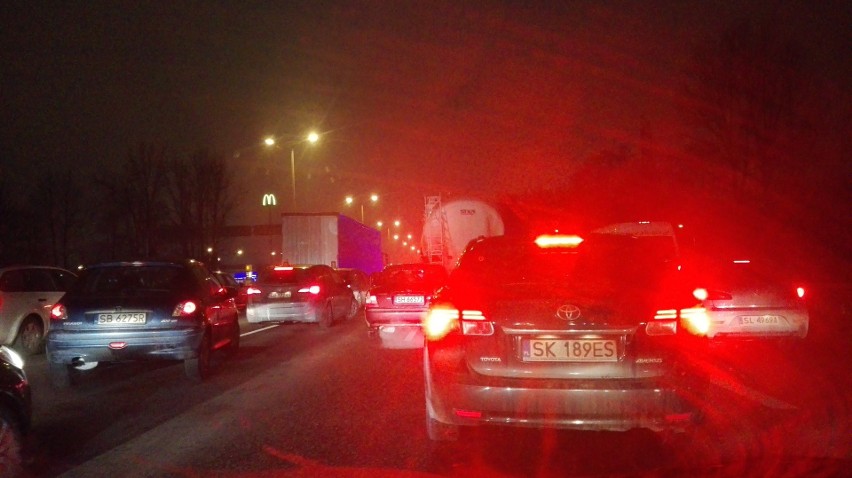Śmiertelny wypadek na S86 w Katowicach: Pieszy został potrącony koło Ikei [ZDJĘCIA] 
