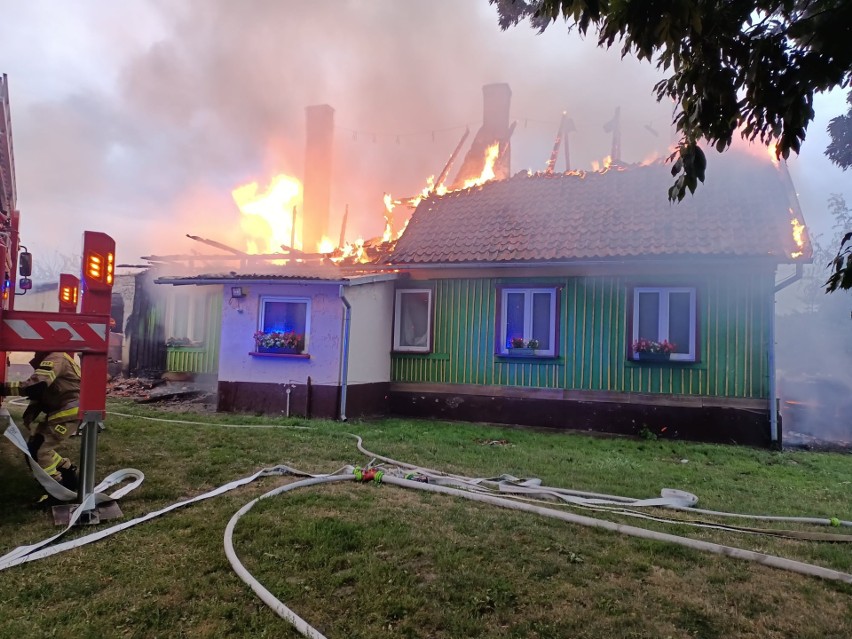 Pożar domu w Wiśniówce w powiecie nowodworskim 19.08.2021. Spalił się drewniany budynek mieszkalny, ewakuowało się 5 osób