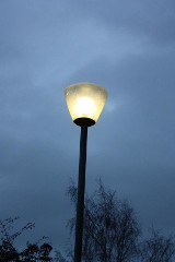 Postawienie jednej lampy w Drezdenku ciągnie się od ponad pół roku. I końca nie widać...