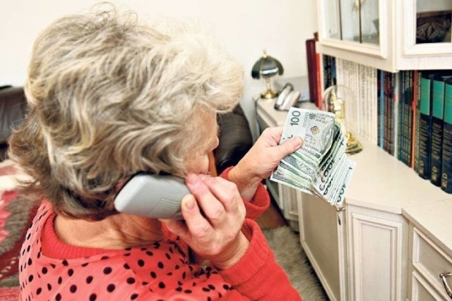 Policja apeluje do seniorów, aby zachowali czujność, kiedy ktoś do nich dzwoni, podaje się za członka rodziny i prosi o pieniądze.