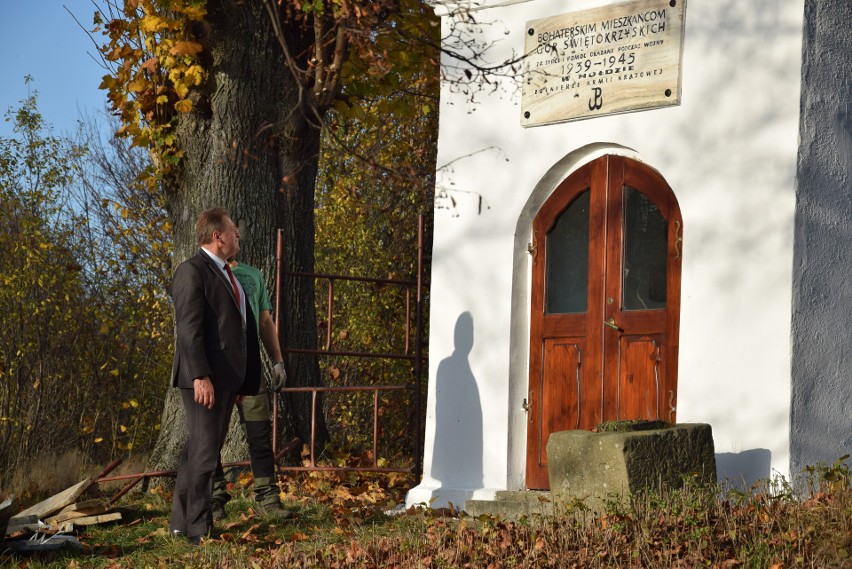 XIX-wieczna kapliczka świętej Barbary w gminie Bodzentyn odzyskuje swój dawny blask. Zobaczcie na zdjęciach jak idzie renowacja