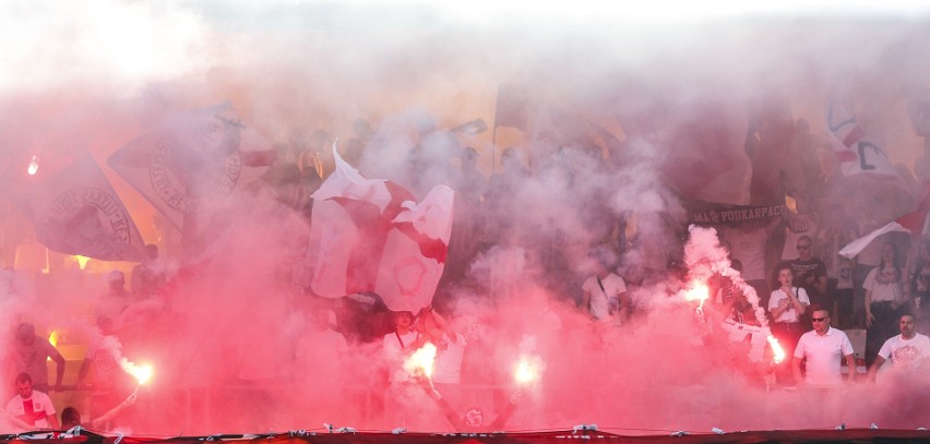 Resovia Rzeszów w I lidze. Tak piłkarze i kibice fetowali...