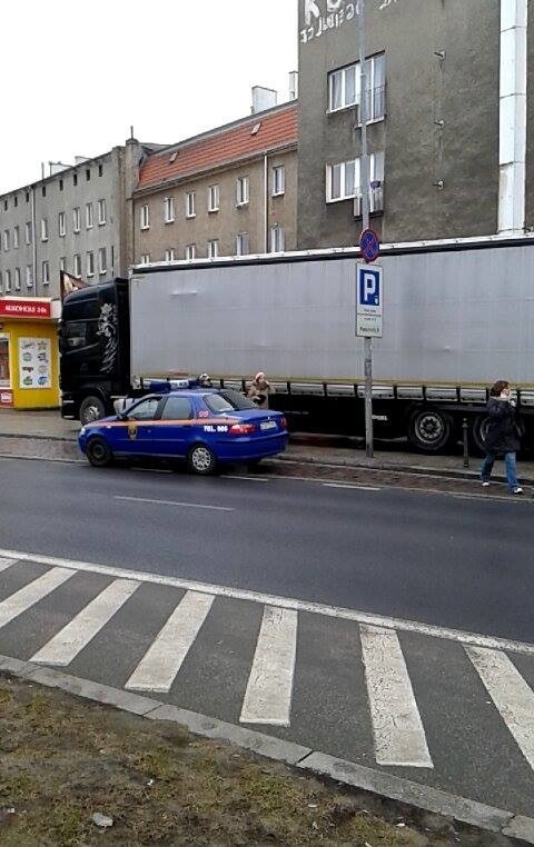 Ciężarówką zaparkował na chodniku w samym centrum Szczecina [zdjęcia]