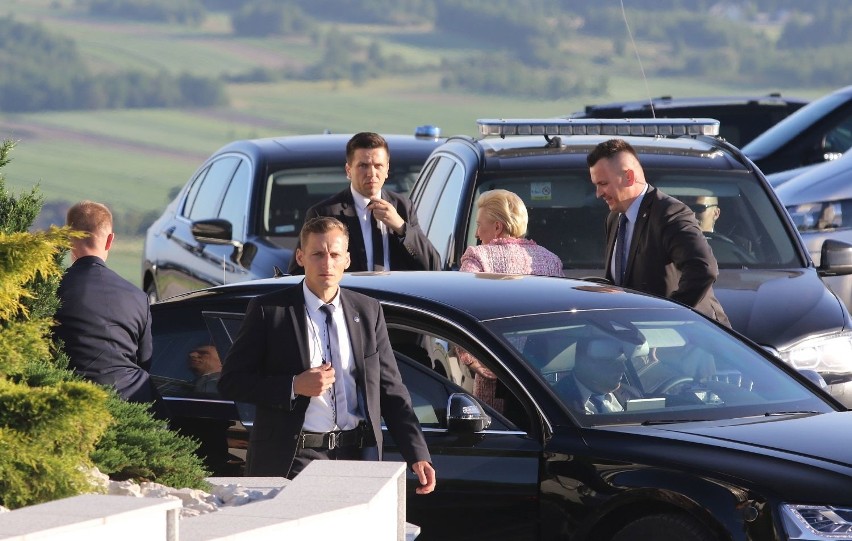 Prezydent Andrzej Duda z żoną na ślubie na Świętym Krzyżu! [WIDEO]