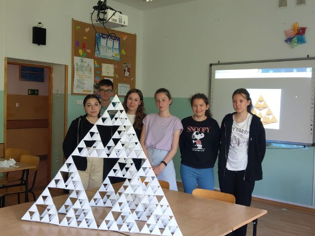 W ramach zajęć z matematyki uczniowie liceum  i  klas ósmych  zbudowali wspólnymi siłami model piramidy Sierpińskiego IV stopnia, składającą się z 256 czworościanów. Prace nad piramidą trwały kilka godzin.