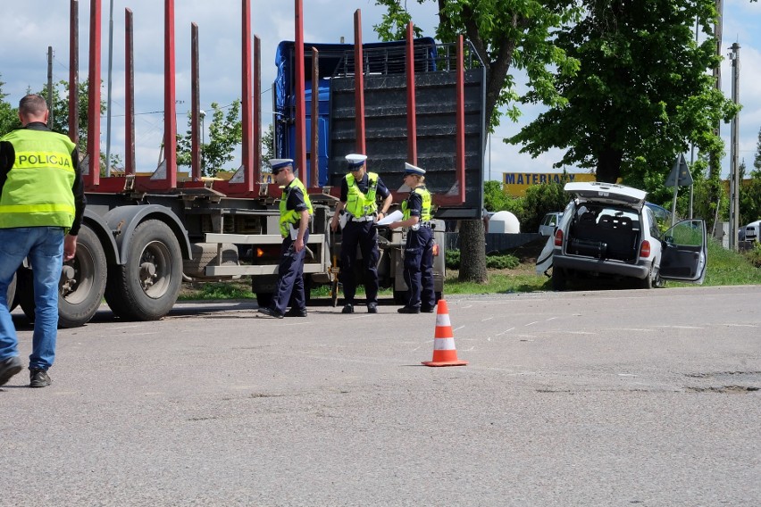 Wypadek na DK 65 w Fastach. Zderzenie ciężarówki z osobówką