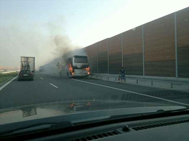 W miejscowości Kałęczynek, między węzłami Włocławek Północ i Ciechocinek na autostradzie A1 zapalił się autokar przewożący dzieci.