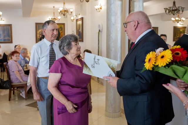 Specjalne gratulacje dla diamentowej pary trafiły do państwa Przybylskich poprzez Ryszarda Guzika, wójta gminy Gorlice. Byli oni jedną z czterech par ze sześćdziesięcioletnim stażem.