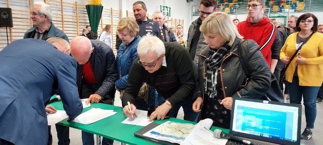 Protest przeciwko wariantom "zielonemu" i "fioletowemu" podpisała ponad setka mieszkańców południowej części Gm. Grudziądz.Spotkanie w Sztynwagu 19 kwietnia