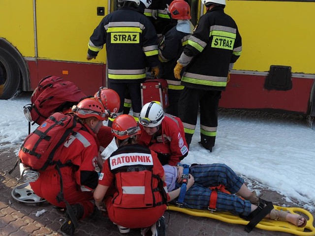 W ćwiczeniach biorą udział ratownicy PCK z różnych części Polski.