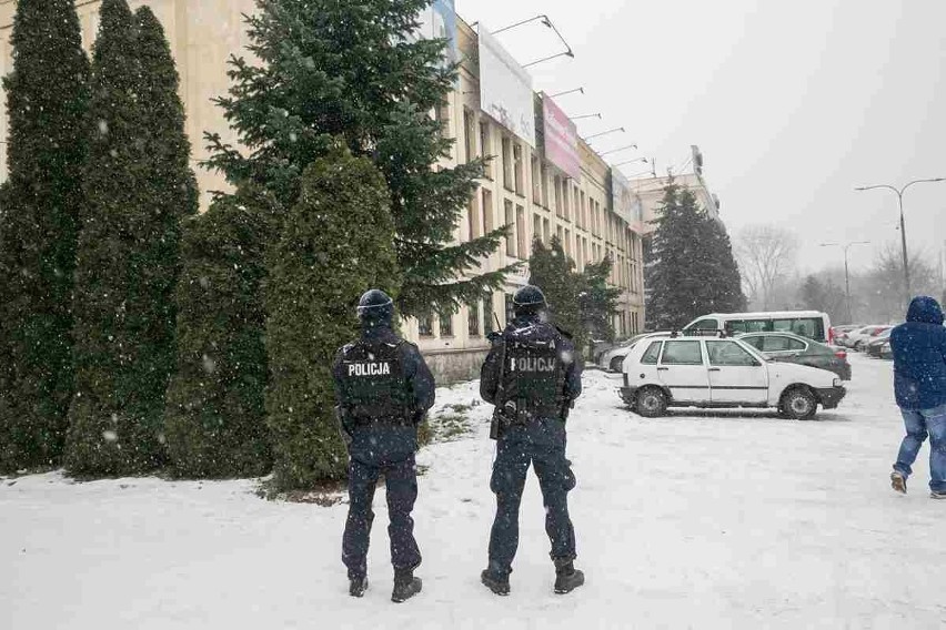 Kraków. Policja przeszukuje pomieszczenia TS Wisła i zabezpiecza dokumenty