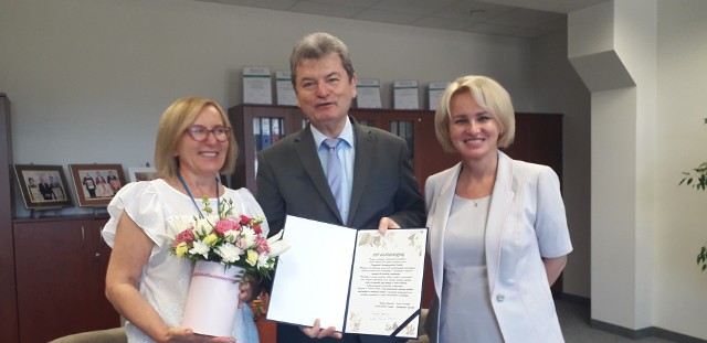 Gratulacje z powodu uzyskania tytułu profesora złożył Katarzynie Pawlak-Osińskiej zarząd słupskiego szpitala