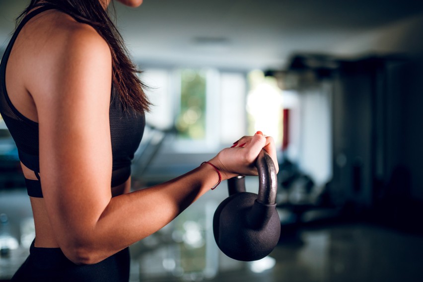 Ćwiczenia z kettlebell powinny być wykonywane z dbałością o...