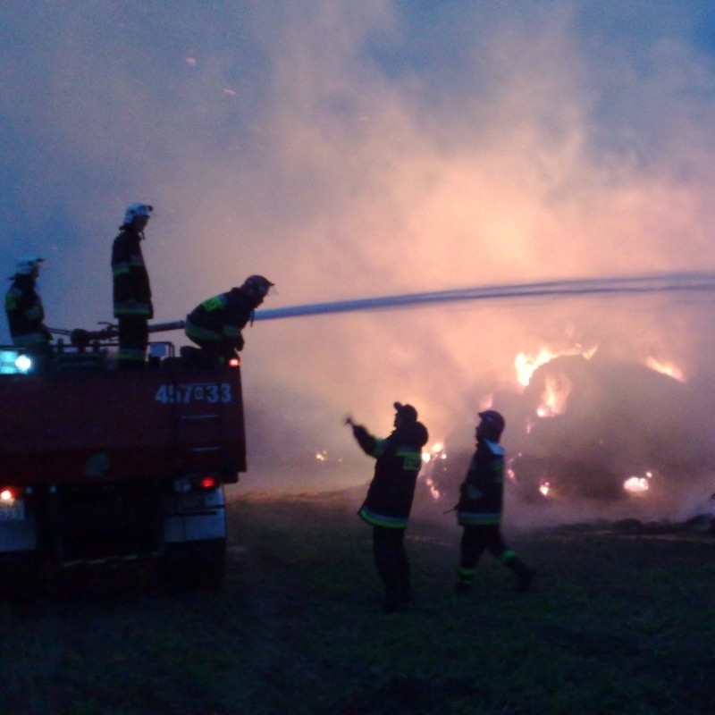 Ogień gaszą dwie jednostki zawodowe i cztery ochotnicze.