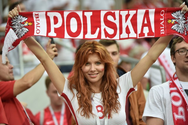 Najpiękniejsze fanki Mundialu 2018. Kto zostanie miss mistrzostw świata 2018? [ZDJĘCIA]. Piłka nożna to także piękne kobiety, których nie brakuje na stadionach w Rosji. Na meczach reprezentacji Polski pojawiły się m.in. Marta Barczok, Karolina Emus czy Aga Boryń. Urodą zachwycała także rudowłosa partnerka rzecznika PZPN-u Jakuba Kwiatkowskiego Agata Załęcka. Uroku nie można było też odmówić paniom z Kolumbii czy z Japonii. Która z nich - Waszym zdaniem - zasługuje na tytuł MISS MUNDIALU 2018? PRZEJDŹ DO KOLEJNYCH ZDJĘĆ UŻYWAJĄC STRZAŁEK