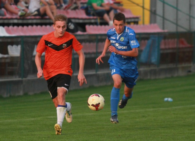 Pomocnik Kamil Wilk (z lewej) w III-ligowej Wolanii rozegrał 30 meczów