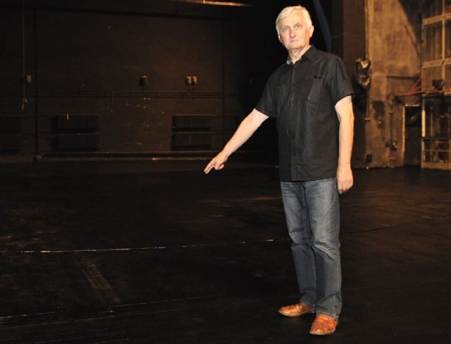 Scena ma nową podłogę a cała jest już polakierowana &#8211; wyjaśnia Marek Zielonka, szef techniczny teatru.