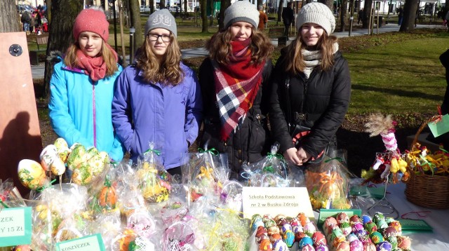 Uczennice buskiej Szkoły Podstawowej numer 2 prezentowały na kiermaszu kolorowe pisanki, palmy, koszyczki do święcenia.