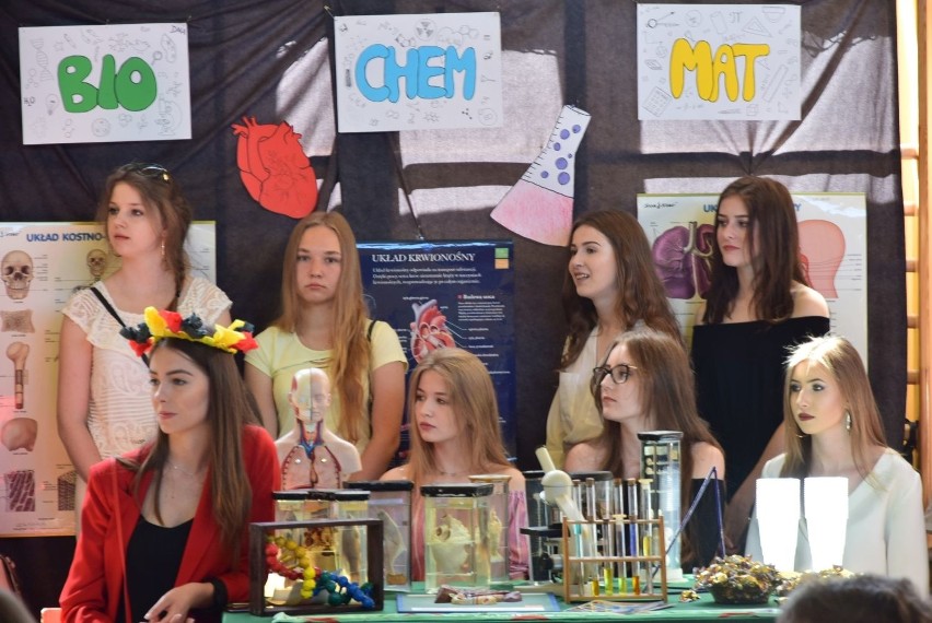 "Marka Chreptowicz" to magnes - tłumy gimnazjalistów na Dniu Otwartym w Liceum Ogólnokształcącym nr II w Ostrowcu 
