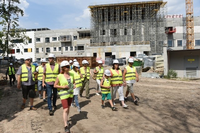 Niezmienną popularnością cieszą się wycieczki na budowę nowego kompleksu Wojewódzkiego Szpitala Zespolonego w Toruniu. To największa obecnie kujawsko-pomorska inwestycja w służbie zdrowia. Na Bielanach powstanie siedem nowych budynków.Obecnie trwają prace przy czterech obiektach. Wielopoziomowy parking już od ponad pół roku służy pacjentom, ich rodzinom i personelowi, dwa budynki techniczne czekają na odbiory. Koszt całej inwestycji to 560 mln zł, z czego około 200 mln zł wydane zostaną na najnowocześniejszy sprzęt medyczny. Wykonawca, firma Budimex, powinien się uporać z robotami do końca 2019 roku.Zobacz też:Pożar składowiska odpadów w GłogowieAtak na biura posłów PiS w regionieNowosciTorun