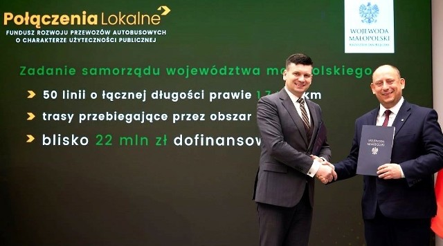 Umowę dotyczącą finansowania 50 dodatkowych linii w Małopolsce podpisali wicemarszałek województwa Łukasz Smółka (od lewej) i wojewoda małopolski Krzysztof Jan Klęczar