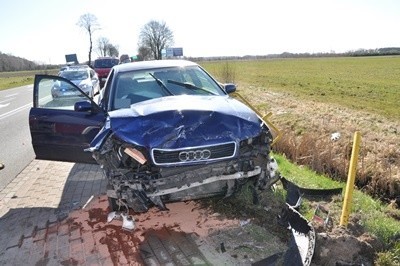 Wypadek w Woli Mystkowskiej. Zderzyły się dwa samochody: audi i volkswagen. Ucierpiały cztery osoby