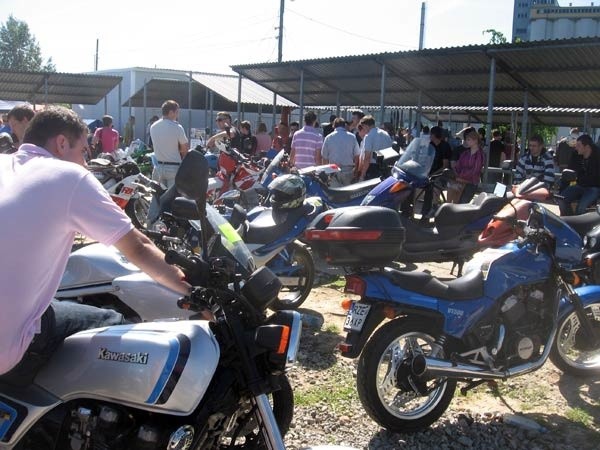 Na dzisiejszej giełdzie samochodowej jest dużo motocykli.